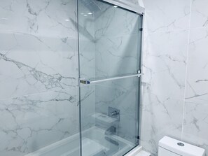 Combined shower/bathtub, jetted bath, hair dryer, towels - Nice 2 bedroom on ocean dr view jacuzzi (Miami Beach)