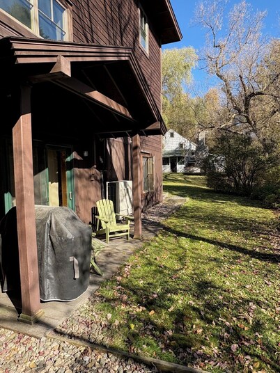 Beautiful 2-bedroom with private outdoor space.  5min walk to Main Street.