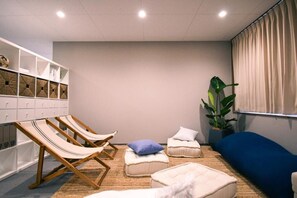 Free WiFi, bed sheets