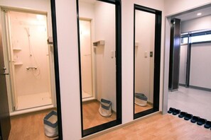 Shower, pengering rambut, sandal, dan handuk