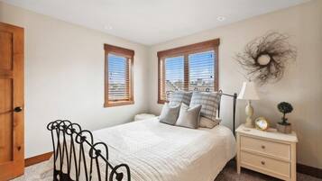 5 Schlafzimmer, Schreibtisch, Bügeleisen/Bügelbrett, WLAN