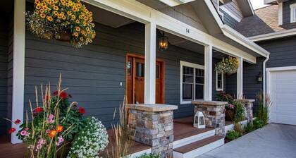 Absolutely Stunning Home w/Pool Table and Hot Tub