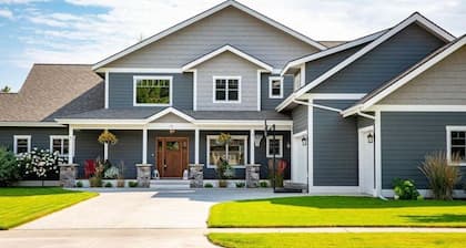 Absolutely Stunning Home w/Pool Table and Hot Tub