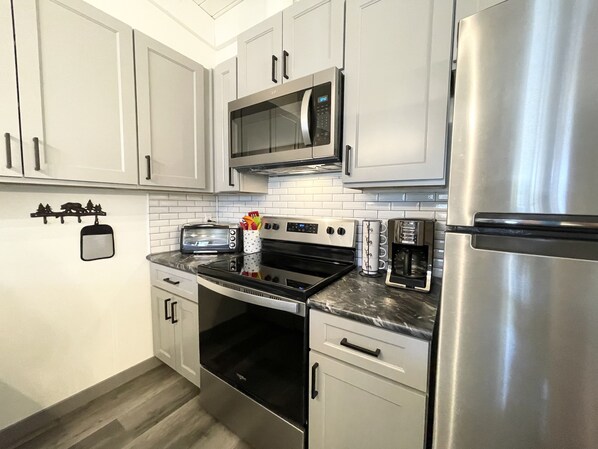 Fridge, microwave, oven, stovetop - Renovated & spacious 2 bed/2 bath Condo with Mountain Views - near Eagle Lodge  (Mammoth Lakes)