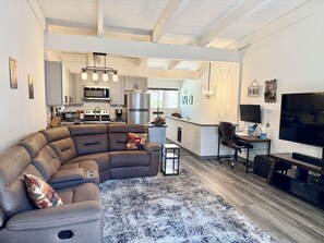 Smart TV, chimenea y monitor de computadora 