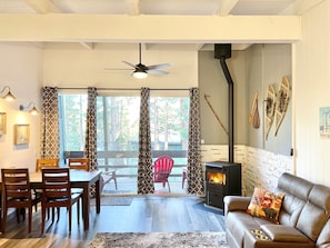 Smart TV, fireplace, computer monitors - Renovated & spacious 2 bed/2 bath Condo with Mountain Views - near Eagle Lodge  (Mammoth Lakes)