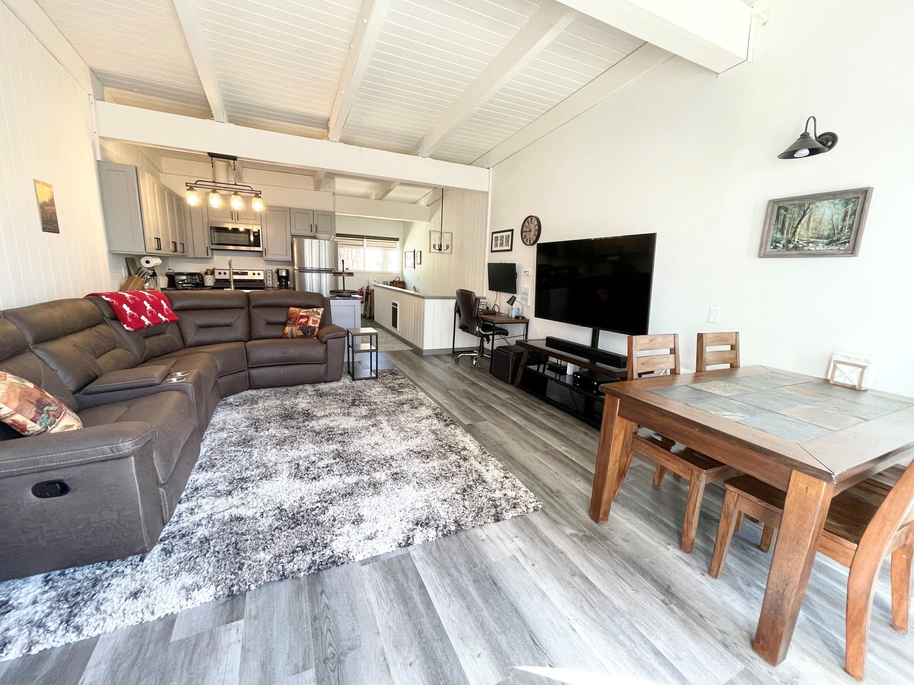 Renovated & spacious 2 bed/2 bath Condo with Mountain Views - near Eagle Lodge 