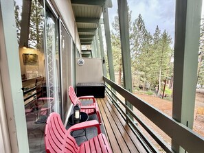 Terrace/patio - Renovated & spacious 2 bed/2 bath Condo with Mountain Views - near Eagle Lodge  (Mammoth Lakes)