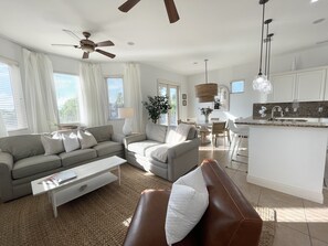 Smart-TV, Bücher, Stereoanlage, Computerbildschirme