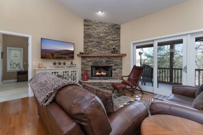 Televisión de pantalla plana, chimenea y servicios de streaming 