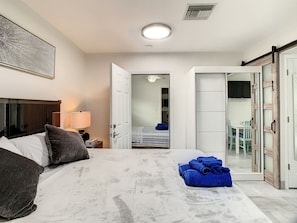 1 habitación, tabla de planchar con plancha, wifi gratis y ropa de cama