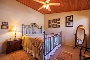 2 多间卧室、办公桌、免费 WiFi、床单