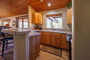 冰箱、微波炉、烤箱、炉灶