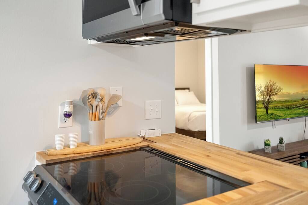 Frigorífico, microondas, horno y placa de cocina