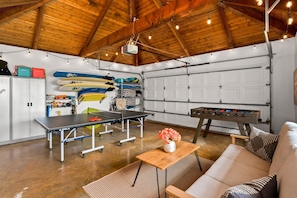 Games room - Hawaiian Bungalow ~A/C~ BBQ~ Near Beaches & Shops (Princeville)