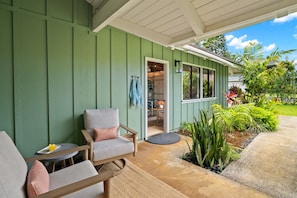 Terrace/patio - Hawaiian Bungalow ~A/C~ BBQ~ Near Beaches & Shops (Princeville)