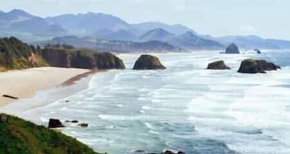 Historic Astoria Waterfront Views & Vintage Vibes