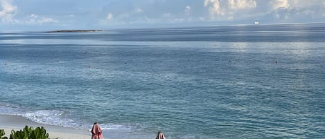 In Strandnähe, Liegestühle, Strandtücher