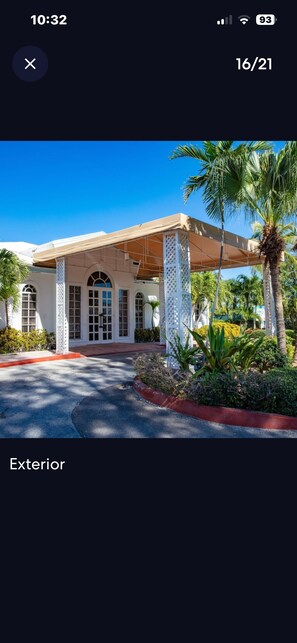Exterior - Beautiful waterfront resort villa in Paradise Island, Bahamas. Sleeps 6. (New Providence)