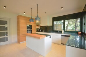 Kühlschrank, Mikrowelle, Ofen, Geschirrspüler