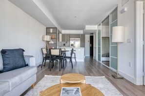 TV, stereo - Roomy Brentwood 2BR w/ Gym, Rooftop & W/D, near UCLA, by Blueground (Los Angeles)