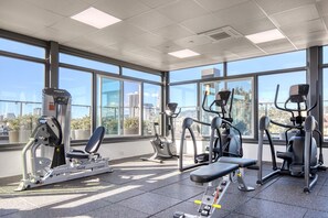 Fitness facility - Roomy Brentwood 2BR w/ Gym, Rooftop & W/D, near UCLA, by Blueground (Los Angeles)