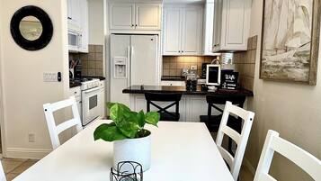 KylskÄp, mikrovÄgsugn, ugn och spishÀll