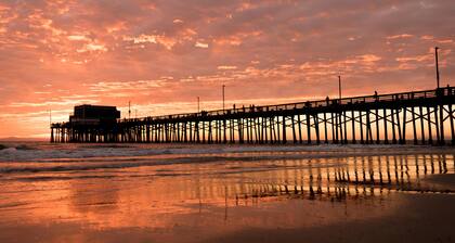 2-blocks to beach, Private Rooftop Deck!