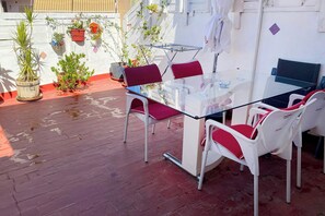 Outdoor dining - Central Attic Apt Sleeps 4 with Patio (Almunecar)
