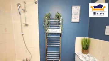 Combined shower/bathtub, free toiletries, hair dryer, towels