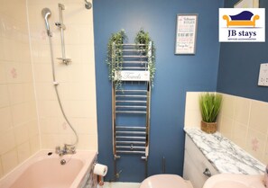 Ensemble douche/baignoire, articles de toilette gratuits, sèche-cheveux