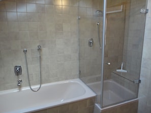 Badewanne, Haartrockner, Handtücher