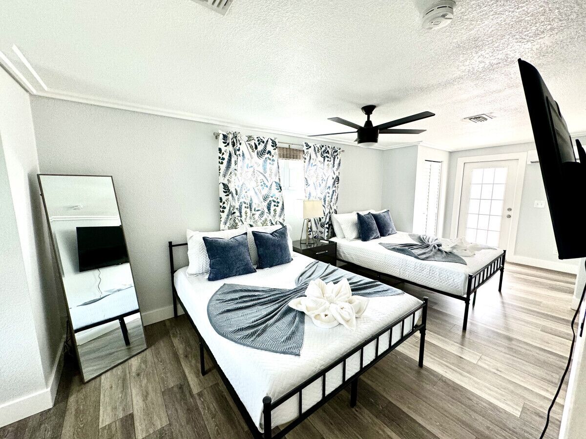 3 chambres, bureau, fer et planche à repasser, lit parapluie