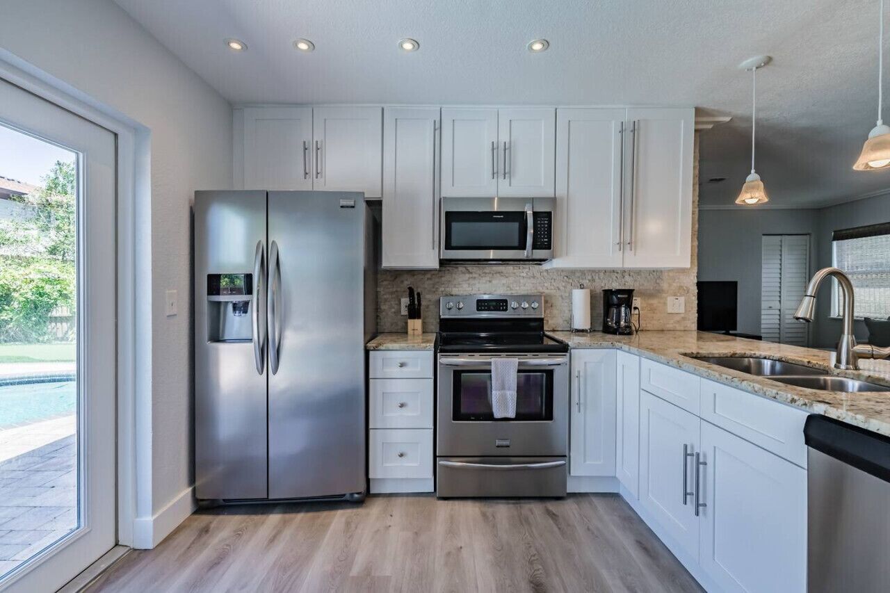 Réfrigérateur, micro-ondes, four, plaque de cuisson