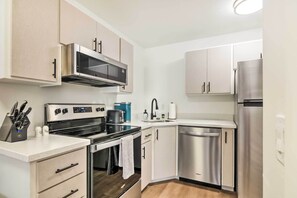Réfrigérateur, micro-ondes, plaque de cuisson, lave-vaisselle