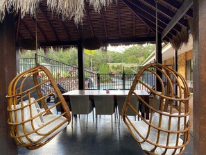 Outdoor dining - Bali-Ahn. Acreage 3-mins to town.Aircon.WiFi.Pool (Yandina)