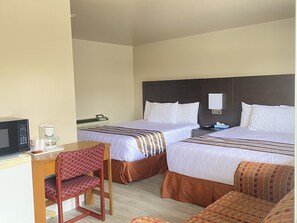 Comfort Room, 2 Queen Beds, Non Smoking, Lake View | Iron/ironing board, free WiFi, bed sheets - Silver Maple Motel (Dysart et al)