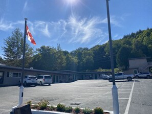 Exterior - Silver Maple Motel (Dysart et al)