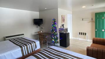 Habitación Confort, 2 camas Queen size, para no fumadores, vista al lago | Tabla de planchar con plancha, wifi gratis y ropa de cama