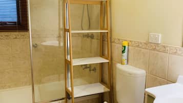 Combined shower/tub, towels, soap, toilet paper