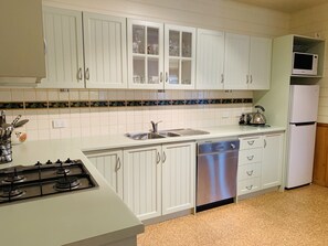 Jääkaappi, mikroaaltouuni, uuni, liesi