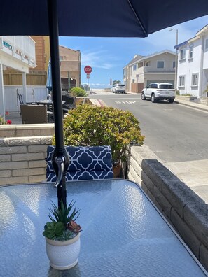 Un espace patio aménagé avec une table, des chaises et une plante en pot.