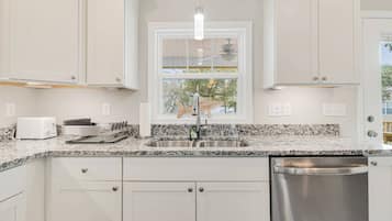 Refrigerador, microondas, placa de cocina, lavavajillas