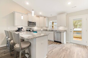 冷蔵庫、電子レンジ、コンロ、食器洗い機