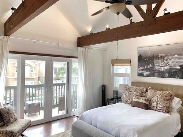 4 bedrooms, desk, travel cot, free WiFi