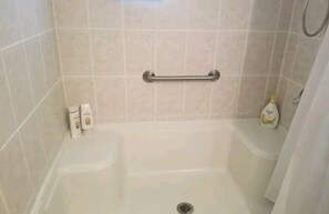 Ducha, secador de pelo, toallas y jabón