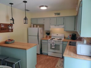 Réfrigérateur, four à micro-ondes, un four, surface de cuisson