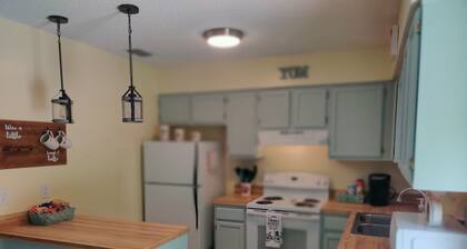 Quaint Mr Rogers Home near Fleming Island