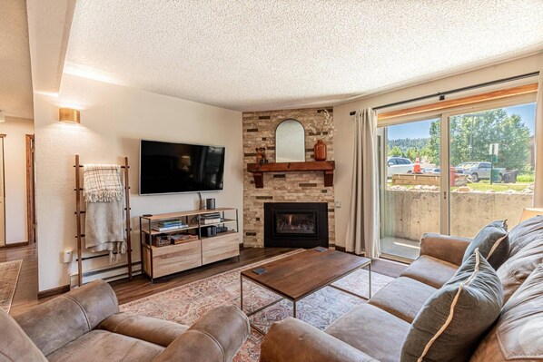 Smart TV, chimenea, reproductor de DVD y libros 