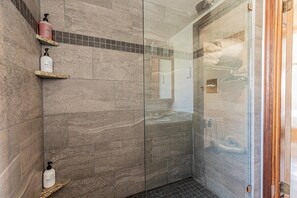Badewanne, Haartrockner, Handtücher, Shampoo